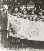 Foto de Juliette Gordon Low con algunas de las primeras Girl Scouts de la naci�n. &copy; GSUSA.  Todos los derechos reservados.