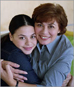 Foto de una madre y una hija abraz�ndose.