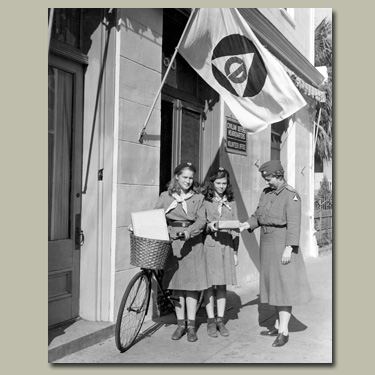 Photo of 1940s cookie sale. &copy; GSUSA. All rights reserved.