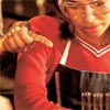Fotograf�a de una ni�a con gafas protectoras en el laboratorio.