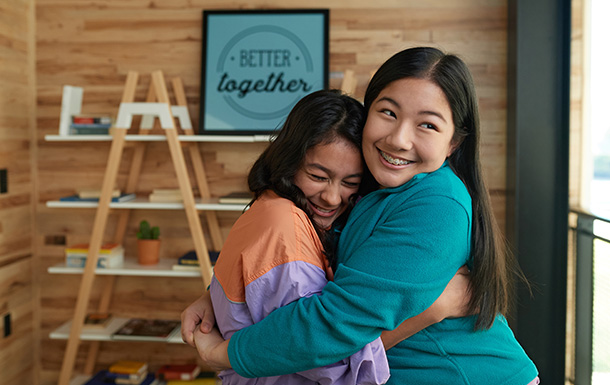 Dos Girl Scouts abrazándose