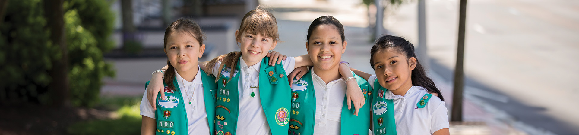  Cuatro Juniors con los brazos alrededor de los hombros 