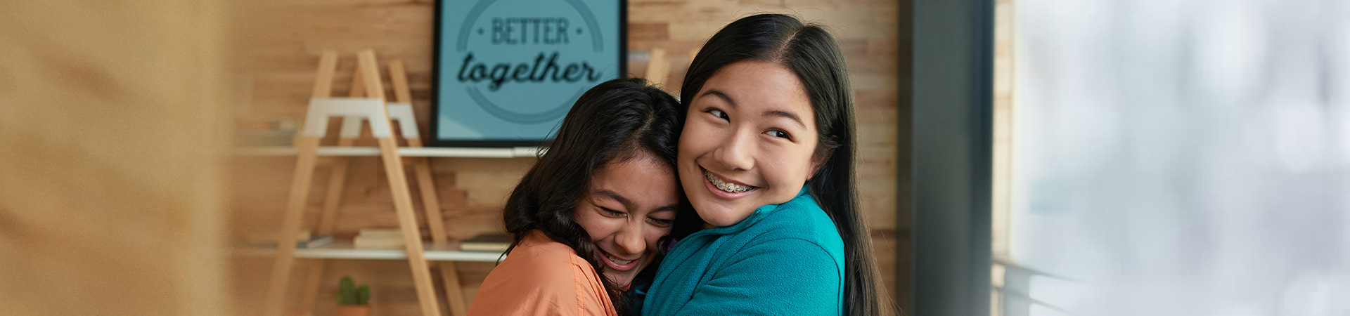  Dos Girl Scouts abrazándose 