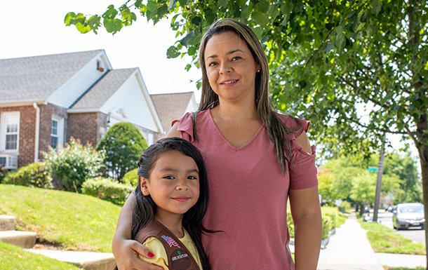 Mamá de pie con su Girl Scout Brownie.