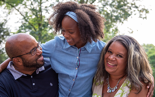 Girl Scout con su mamá y su papá