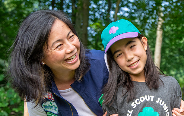 Girl Scout con su madre, que es líder de tropa.