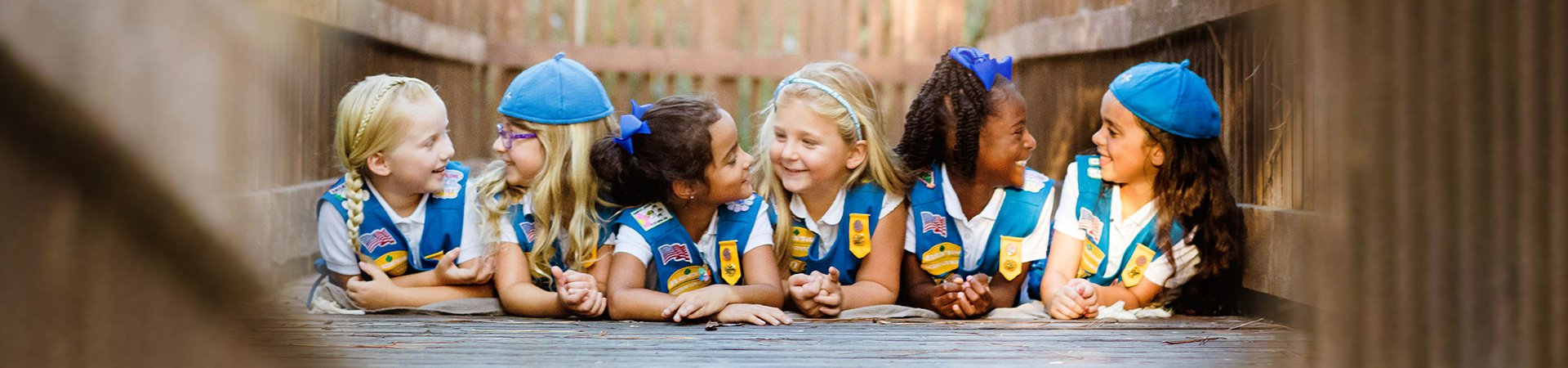  Una tropa de Girl Scouts Daisies recostadas en un paseo marítimo 